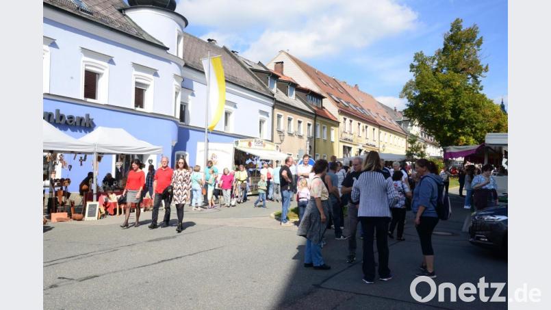 Der Pleysteiner Marktplatz war am Sonntag beim Markt zum Kreuzbergfest in eine echte Fußgängerzone mit rund 70 Verkaufsständen umgewandelt worden. Bild: bey