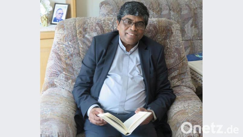 Interessiert blätterte Pater Augustine Mulloor in einem Buch von Papst Johannes Paul II., das er im Schrank von Resi Schenkl entdeckt hat. Bild: jzk