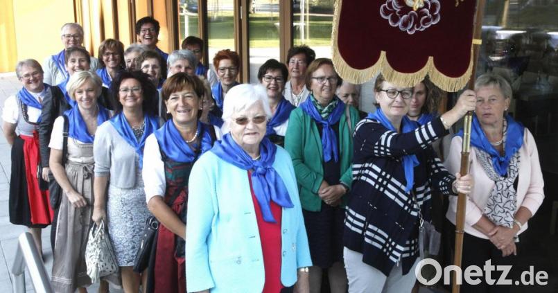 Die Mitglieder des Frauenbundes Schwarzenfeld feierten am Sonntag das 100-jährige Bestehen des Zweigvereins. Bild: Hirsch