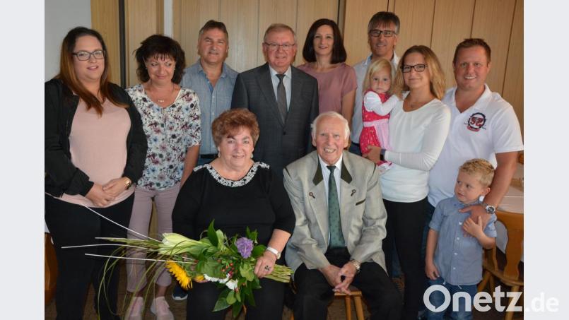 Diamantene Hochzeit feierten am Samstag Betty und Rudolf Köstler (sitzend). Vor 60 Jahren traten sie gemeinsam an den Traualtar, jetzt durften sie dieses großartige Fest mit ihrer Familie feiern. Mit dabei waren (stehend von links) Enkelin Carina, Schwiegertochter Karin, Sohn Horst, Bürgermeister Ernst Neumann, Schwiegertochter Martina, Sohn Wolfgang, Enkelin Sandra mit Tochter Sophie, ihr Mann Thomas mit Urenkel Tobias. Bild: jr