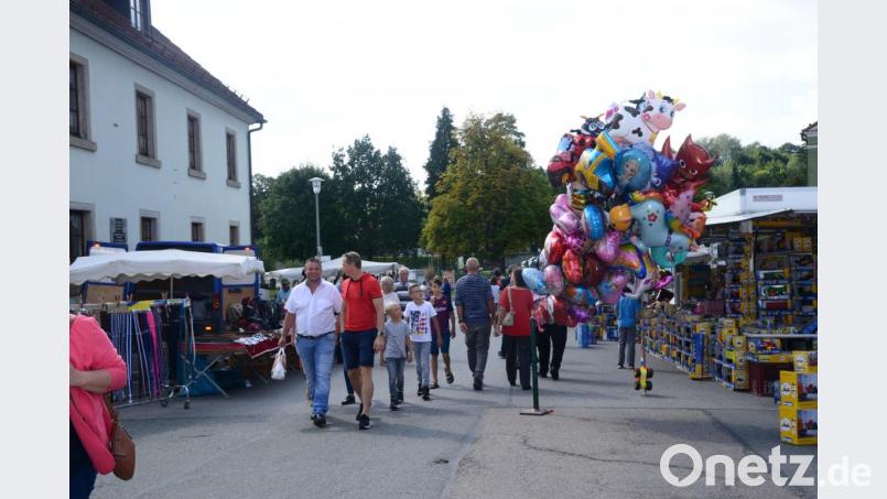 Bis fast zum Zimmerplatz hatten die Fieranten am Sonntag ihre Stände beim Markt zum Kreuzbergfest aufgestellt. Bild: bey