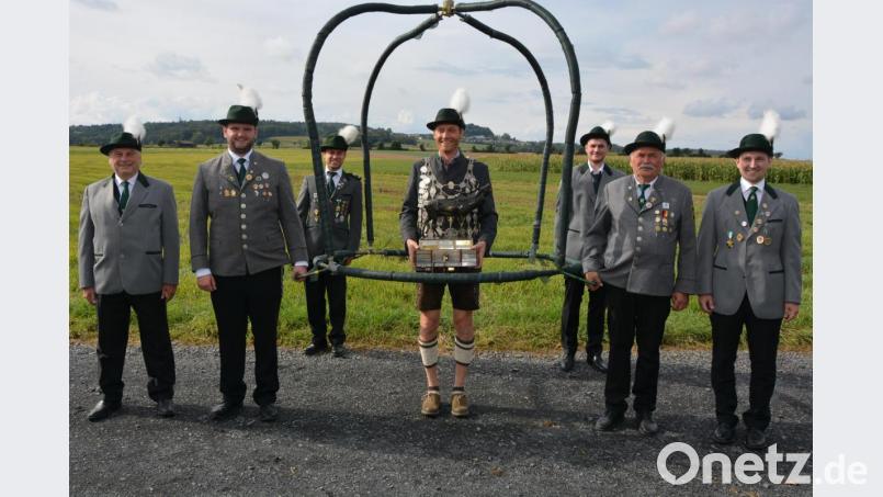 Matthias Wiendl (Mitte) macht eine gute Figur. Gemeinsam proben er und seine Träger für den großen Trachten- und Schützenfestzug am ersten Oktoberfestsonntag in München. Mit dabei sind sechs Mitterteicher und zwei Schützen aus Schönhaid, die die Krone tragen. Zwei Schützen waren beim Fototermin verhindert. Bei der Probe funktionierte der Marsch schon mal ganz gut. Bild: jr