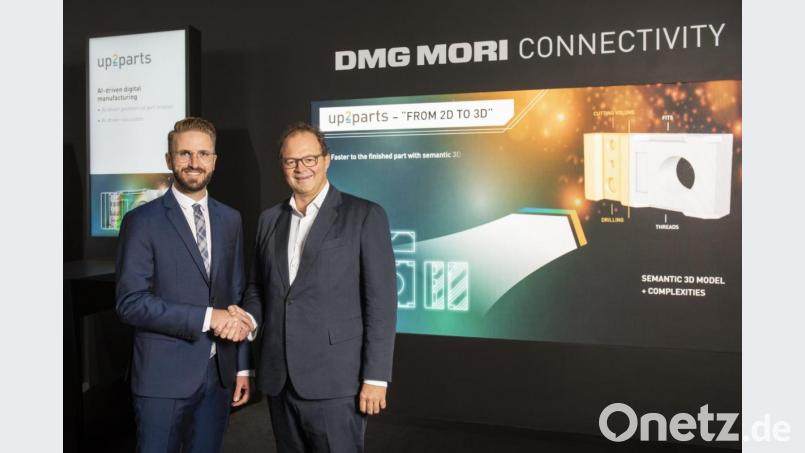 Christian Thönes (rechts), Vorstandsvorsitzender der DMG Mori AG, und Marco Bauer, Geschäftsführer der BAM GmbH, besiegeln die Zusammenarbeit. Mit dem Softwareunternehmen &quot;up2parts&quot;, das aus der BAM hervorgeht, will der Maschinenbauer Fertigungsprozesse digitalisieren, vereinheitlichen und professionalisieren. Bild: DMG Mori AG