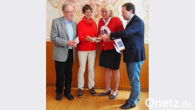 Das neue EBW-Programm stellen (von links) EBW-Vorsitzender Siegfried Kratzer, Dekanats-Öffentlichkeitsreferentin Susanne Götte, EBW-Geschäftsführerin Bettina Hahn und EBW-Vorstandsmitglied Uwe Ibl vor. Bild: Bühner