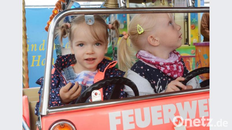 Mina (2) und Lena (4): So jung - und schon bei der Feuerwehr Bild: Gabi Schönberger