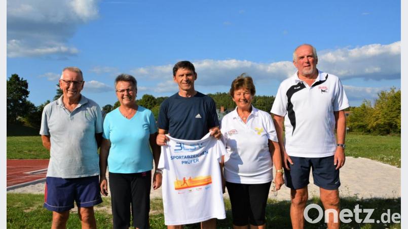 Das Prüferteam (von links) Rudi Wild, Marianne Wild, Fritz Dietl, Helga Kohl und Alfons Flor freut sich noch bis zum 25. September auf weitere Teilnehmer des Sportabzeichens. Bild: fdl