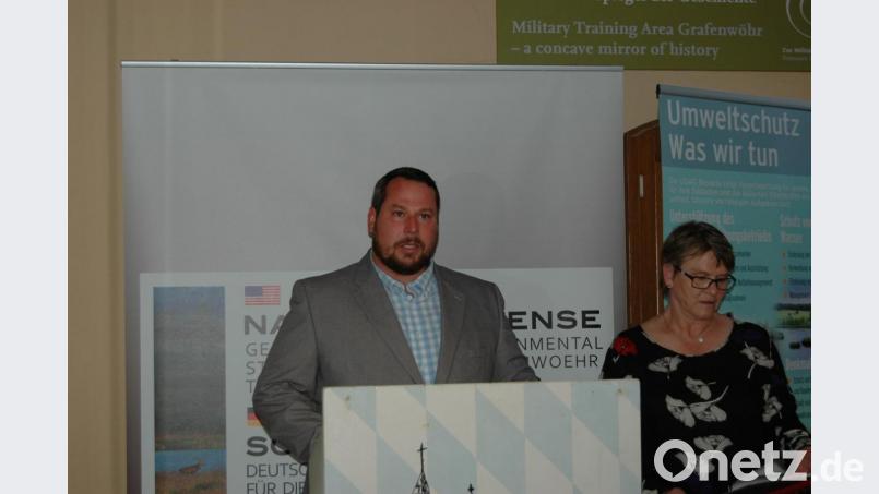 Aaron Soutu von der Abteilung Integrated Training Area Management erklärt das Umweltschutzprogramm der Abteilung. Bild: abu