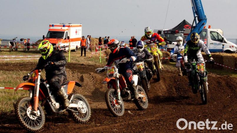 Aufnahmen aus den Starts der Motocrossräder, Auf der Strecke, mit Quads oder den Crosszweirädern. Da wurde es schon mal eng in den Kurven. Dazu Sprünge über die Hügel. Bild: zer