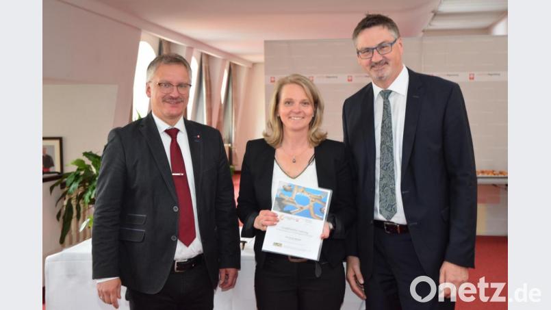 Diözesan-Caritasdirektor Michael Weißmann (links) und Bürgermeister Hans Prechtl gratulierten der Kindergartenleiterin Sonja Reitinger zur bestandenen Qualifizierung. Bild: exb (burcom/Schophoff)