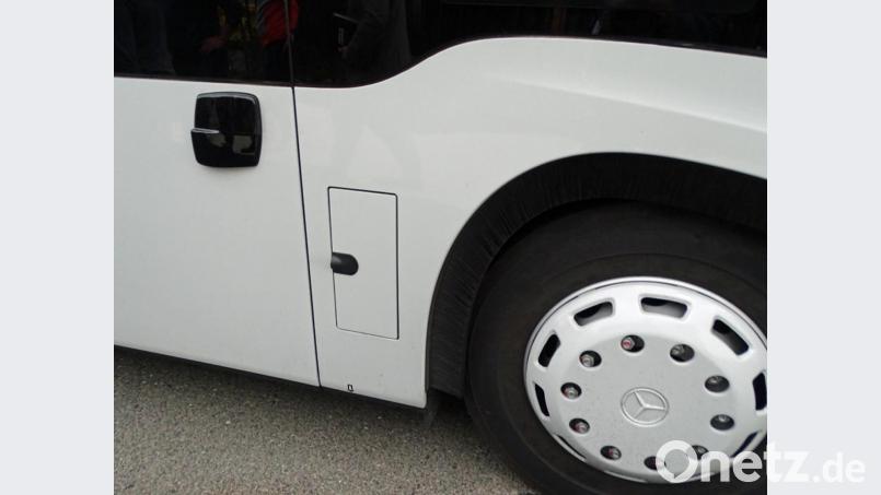 Der Hypridbus verfügt über den Abbiegeassistenten für den Busfahrer, der mehr Verkehrssicherheit beim Abbiegen bietet. Auch in anderen Stadtlinienbussen werde dieser suggestive nachgerüstet. Bild: Dobmeier