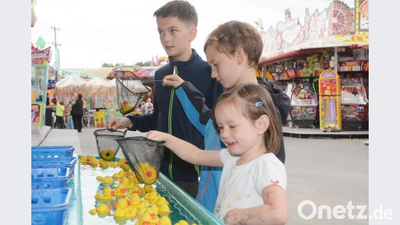 Josefina (3), Benno (7) und Leo (10) können gar nicht genug Enten fangen. Bild: Gabi Schönberger