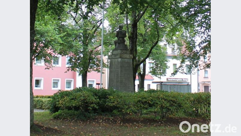 Gedenkt die Stadt Pressath ihrer Kriegsopfer, so schließt sie darin die Vermissten mit ein, deren Namen allerdings am Gefallenenehrenmal (Bild) und in der &quot;Heldenkapelle&quot; nicht vermerkt sind. Die Stadtverwaltung will nun nach einem Weg suchen, dies zu ändern. Bild: bjp