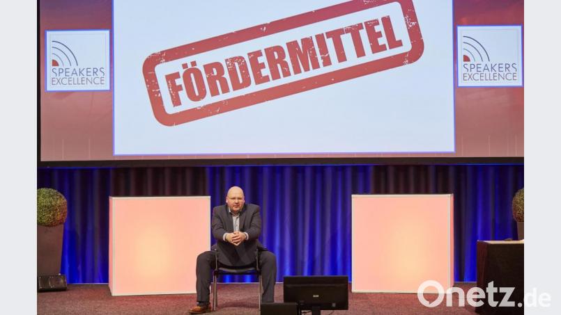 Kai Schimmelfeder bei einem Vortrag. Der Hamburger ist ein mehrfach ausgezeichneter Redner. Bild: Bernd Eichenmüller