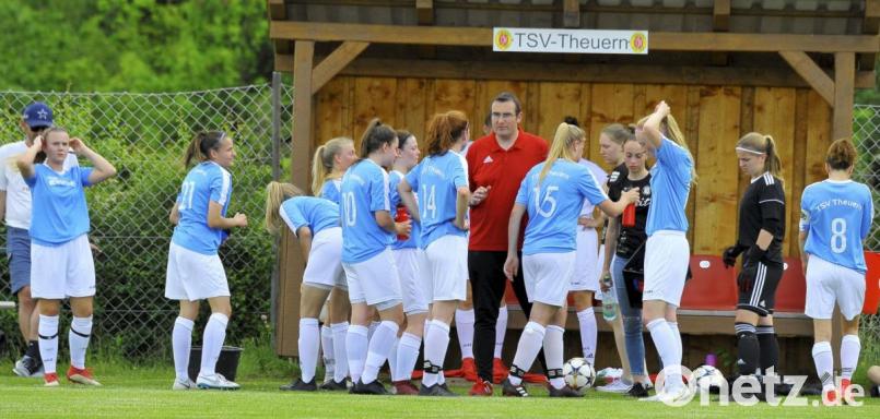 Theuerns Trainer Bernhard Müller (rotes Shirt) haderte mit der Chancenverwertung seiner Spielerinnen. Archivbild: Hubert Ziegler
