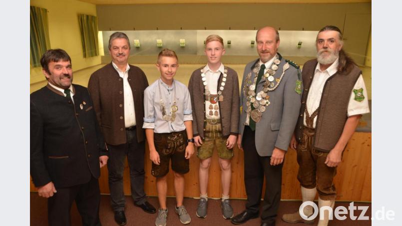 Drei Könige auf einmal. Welcher Schützenverein kann das schon im Sportschützengrenzgau vorweisen. Von links nach rechts: Stellvertretender Gauschützenmeister Josef Bäumler, Bürgermeister Andreas Wutzlhofer, Gaujugendkönig Philipp Eger, Bezirksschützenjugendkönig Andreas Bäumler, Gauschützenkönig Hans Kellner und der Oberlinder Schützenmeister Peter Meier. Bild: dob