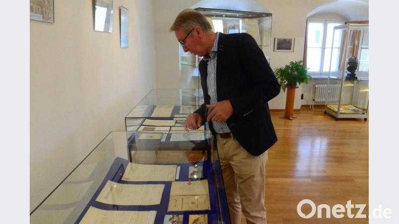 Stadtrat Reinhold Wildenauer bestaunt in einer Vitrine die hervorragenden Zeugnisse Max Regers. Bild: Kunz
