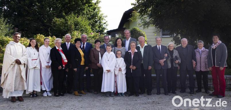 Der Tag der Ehejubilare der Pfarreiengemeinschaft Brand-Nagel wurde in der Pfarrkirche Herz-Jesu in Brand begangen. Den Gottesdienst zelebrierte Pater Joy. Rechts Gemeindereferentin Bettina Rögner. Bild: Uwe Kern