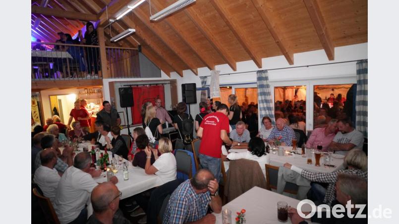Zum Schalobfest in Albersrieth kommen nicht nur Mitglieder des Schnupftuchclubs aus Albersrieth und Obertresenfeld. Es sind dort auch etliche Vohenstraußer gern zu Gast. Bild: fvo