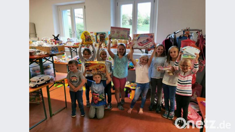 Beim Basar des Kindergarten Sankt Elisabeth stapeln sich in einem separaten Raum sich zur Freude der Kinder zahlreiche Spielsachen. Bild: gz