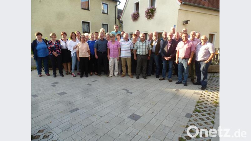 Über 30 Teilnehmer waren der Einladung zum Klassentreffen der Geburtsjahrgänge 1953 bis &#039;56 gefolgt. An der früheren Volksschule in Zangenstein hatte für sie der Ernst des Lebens begonnen. Bild: mad