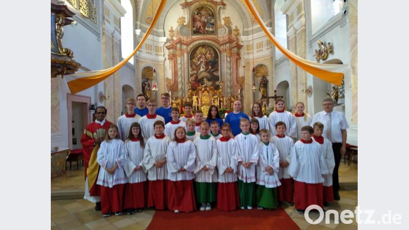 Das Ministranten-Team der Pfarrei Neualbenreuth/Ottengrün mit den neuen Mitgliedern und Pfarrer George Parankimalil (links), dem Ministranten-Beauftragten Wolfgang Plonner (rechts) sowie dem Altardienst des Gottesdienstes. Bild: enz