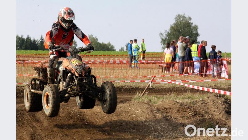 Aufnahmen aus den Starts der Motocrossräder, Auf der Strecke, mit Quads oder den Crosszweirädern. Da wurde es schon mal eng in den Kurven. Dazu Sprünge über die Hügel. Bild: zer