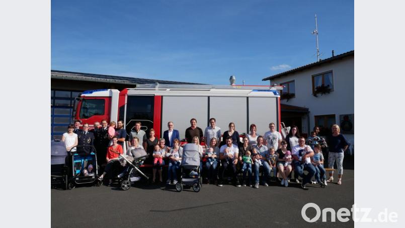 Die frischgebackenen Eltern mit ihren Neugeborenen. Gratulanten waren Bürgermeister Bernd Sommer (stehend in der Mitte, mit blauem Sakko) sowie die Kommandanten der Feuerwehren aus dem Gemeindegebiet Waldsassen. Bild: flm