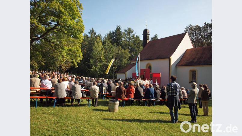 Bei herrlichem Sonnenschein waren wieder viele Gläubige zum Festgottesdienst auf den Eggenberg gekommen. Bild: sön