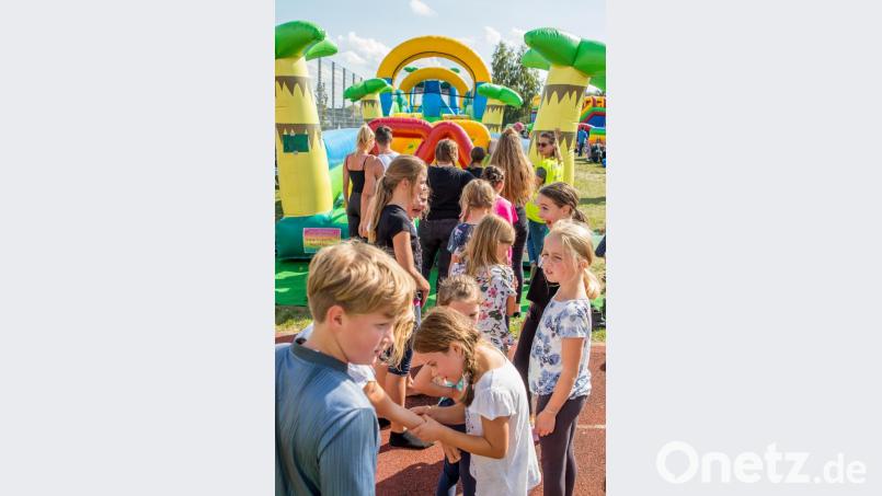Lange Schlangen vor dem &quot;Ninja-Warrior&quot;-Hindernisparcours. Bild: sml