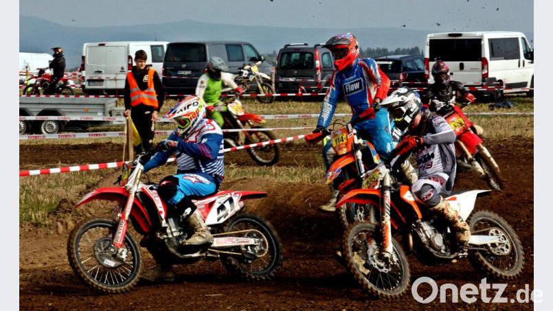 Aufnahmen aus den Starts der Motocrossräder, Auf der Strecke, mit Quads oder den Crosszweirädern. Da wurde es schon mal eng in den Kurven. Dazu Sprünge über die Hügel. Bild: zer