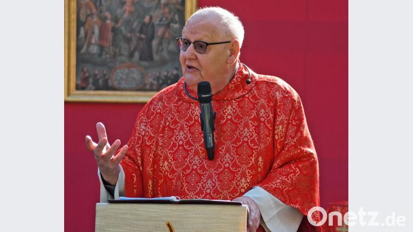 Klosterdirektor Pater Ulrich Schrapp betonte bei seiner Predigt: „All die vielen Menschen, die in vielerlei Fragen und Nöten zu den vierzehn Nothelfern heraufziehen, die ihre Gebetsanliegen hierherbringen, können sich nicht irren.“ Bild: sön