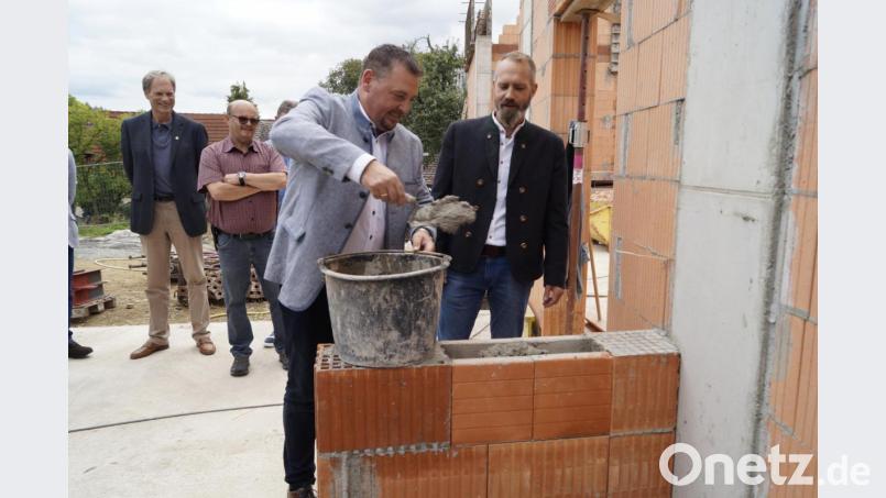 Selbst mauern die beiden Bürgermeister im Wechsel die Kartusche ein Bild: arw
