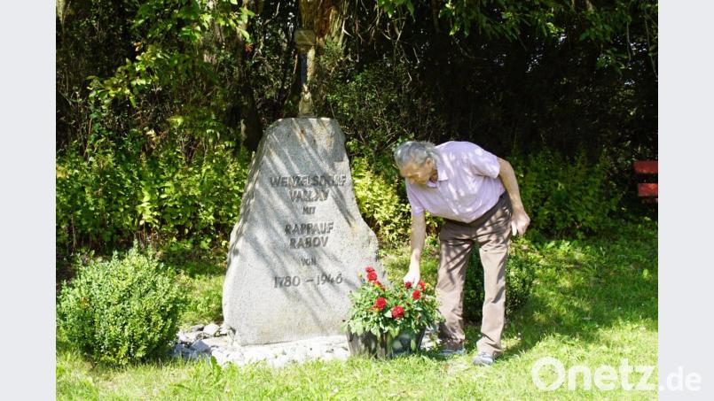 Ein Gedenkstein erinnert an den ehemaligen Ort Wenzelsdorf und dem Weiler Rappauf. Um dessen Erscheinungsbild kümmert sich Wenzel Licha aus Schönsee. Bild: mmj