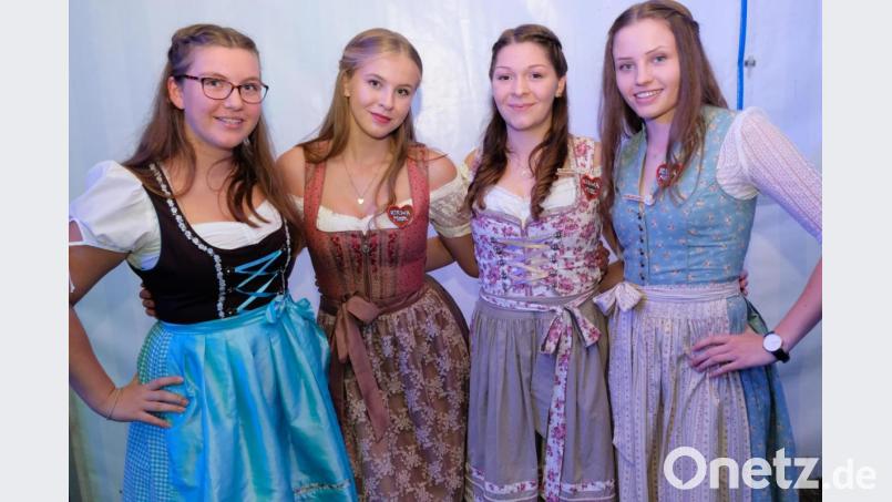 Eine der Attraktionen der Speinsharter Dorfkirchweih ist das &quot;Derblecken&quot; durch die Landjugend beim Kirchweihtanz. Als junge Frohnaturen des Schalks erweisen sich diesmal Hannah Mayer, Franziska Kausler, Jasmin Kroher und Sabrina Seitz (von links). Bild: do