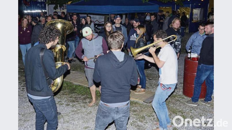 „Monobo Son“ als Headliner begeisterten das Publikum und mischten sich während ihres Auftritts auch unter die Besucher. Bild: nib