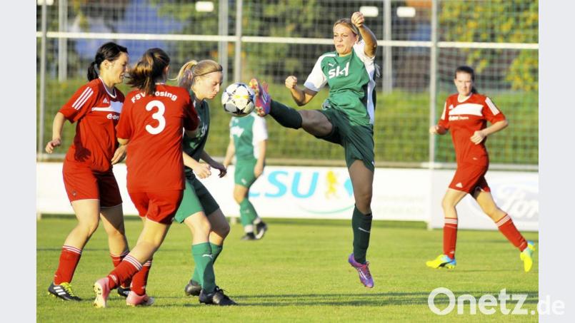Melissa Lindner von der DJK Gebenbach (Zweite von rechts) geht mit vollem Einsatz in den Kampf um den Ball. Corinna Malterer vom FSV Pösing (links, Nr. 3) ist Beobachterin der Szene. Bild: Hubert Ziegler
