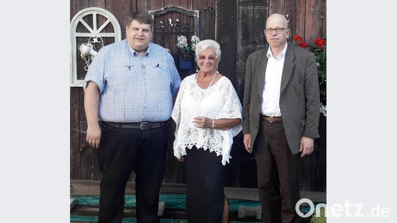 Gretel Geier freut sich über die Glückwünsche von Bürgermeister Dieter Dehling (links) und Pfarrer Thomas Schertel (rechts). Bild: no