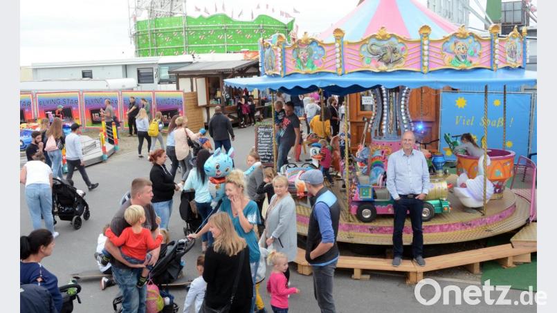 Zufrieden steht Hans Blum (rechts) vor seinem Karussell. Die Volksfestbilanz der Schausteller sieht gut aus. Bild: Schönberger, Gabi