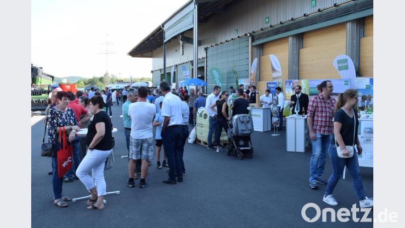 Viele Besucher informierten sich beim Tag der offenen Tür über das &quot;Innenleben&quot; des neuen Baywa-Agrar-Kompetenzzentrums. Bild: bnr