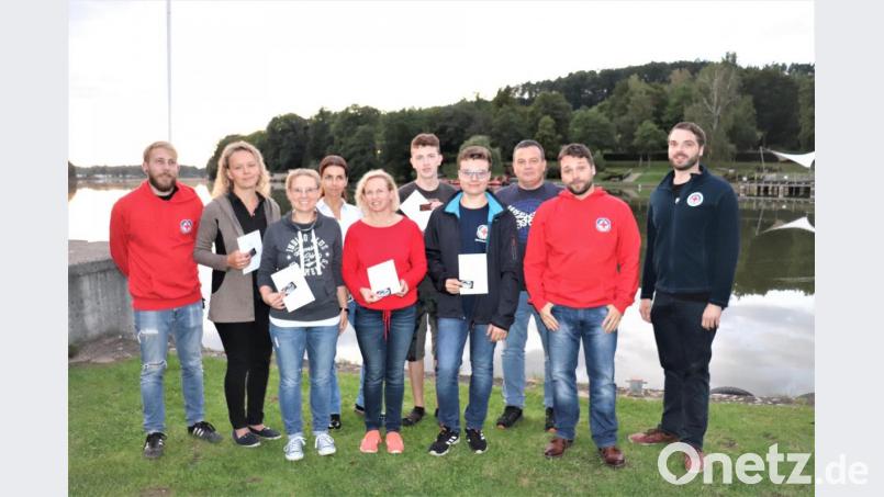 Bei der Saisonabschlussfeier überreicht Vorsitzender Josef Ott (von rechts) mit den Ausbildern Andreas Ott, Armin Schmidt und (von links) Benjamin Müller Deutsche Rettungsschwimmabzeichen an die erfogreichen Wasserwachtler Yvonne Walter, Melanie Seitz, Bettina Seemann, Ute Beierlein (alle Silber), Paul Schmidt (Bronze) und Oliver Spieß (Silber). Bild: myd