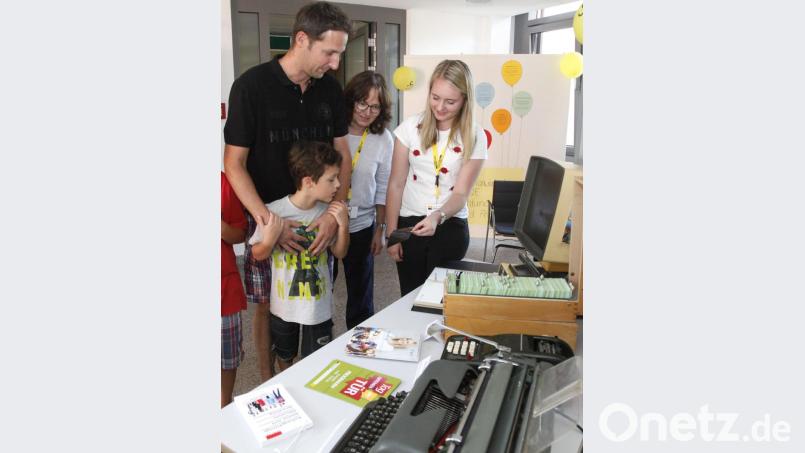 An die analoge Technik der Datenspeicherung erinnerten die städtischen Mitarbeiter mit dem Fundus aus dem Archiv. Bild: Hirsch