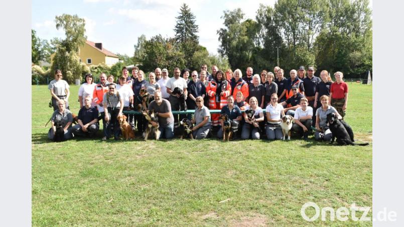 Hunde aller Rassen sind grundsätzlich als Rettungshunde verwendbar. Ob sie auch geeignet sind, das testen unter anderem Organisatorin Melanie Dirscherl (hinten, Zwölfte von rechts). Bild: hcz