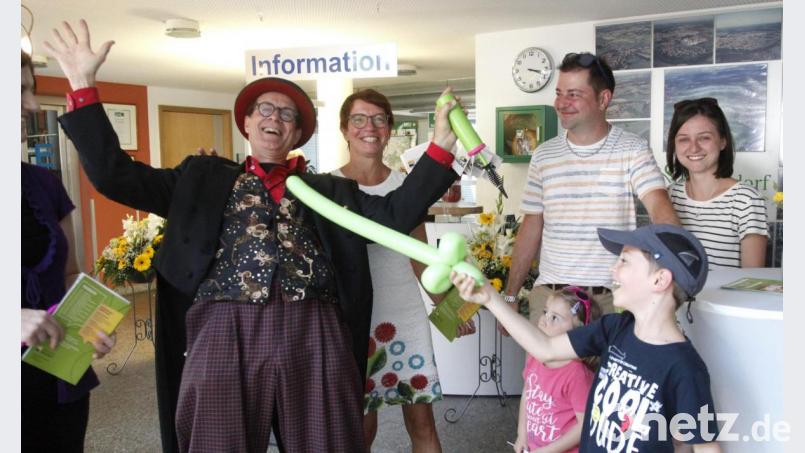 Zauberer und Animateure hielten vor allem die Familien mit Kindern bei Laune beim Tag der offenen Tür im Rathaus. Bild: Hirsch