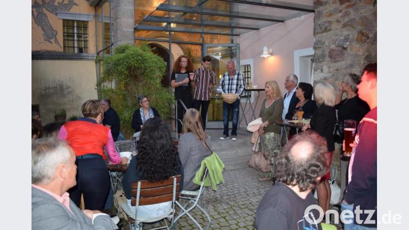 Vorsitzende Cosima Wettenzellner freute sich mit ihren Vereinsmitgliedern über die erfolgreiche Entwicklung des Vereins "NABburgtheater". Bild: bnr