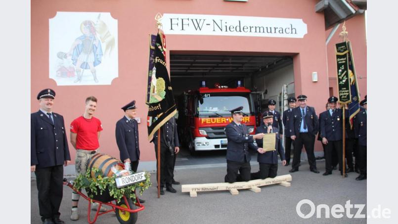 Erst einmal hieß es „Holzscheitelknieen“, dann konnte der Vorsitzende der Rottendorf Wehr, Reinhard Schneeberger (knieend rechts), das Anliegen seiner Wehr vorbringen. Bild: frd