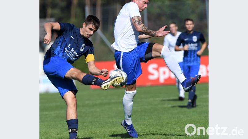 Der Pressather Timo Fischer (links) klärt die Situation vor FC-Spielertrainer Florian Ruder. Der TSV Pressath kassierte in Vorbach eine 1:3-Niederlage und musste den Spitzenplatz räumen. Bild: Büttner, Gerhard