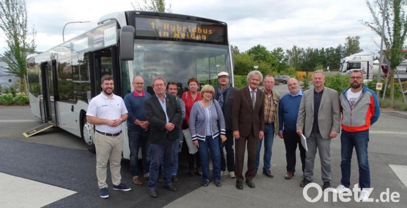 Der neue energiesparende und barrierefreie Hybrid-Bus ist auf das Halten und Anfahren im Stadtverkehr mit der Aufladung im Stand fokussiert. Wolfgang Wies (Dritter von rechts) und Sohn Maximilian (links) im ÖPNV-Gespräch mit den Freien Wählern Weiden. Bild: Dobmeier