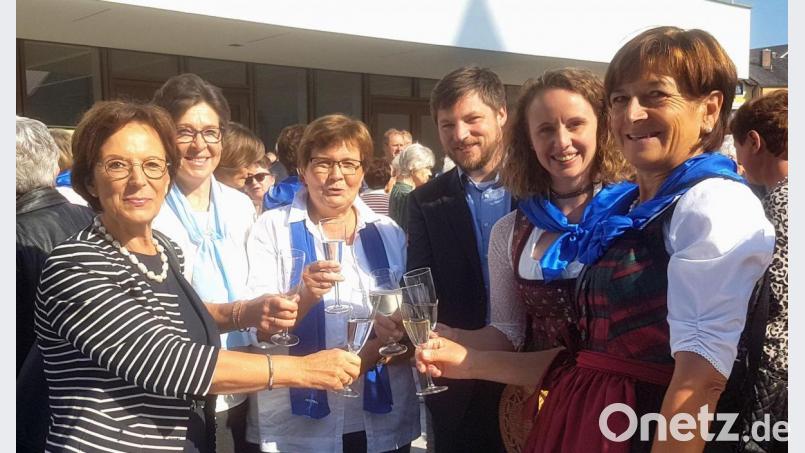 Landesvorsitzende Emilia Müller, die Bezirksvorsitzenden Ingrid Segerer und Maria Lell, Zweiter Bürgermeister Peter Neumeier sowie die Vorsitzenden Susanne Kochherr und Angela Dausch (von links) stoßen auf das Jubiläum des Zweigvereins Schwarzenfeld an. Bild: Hirsch
