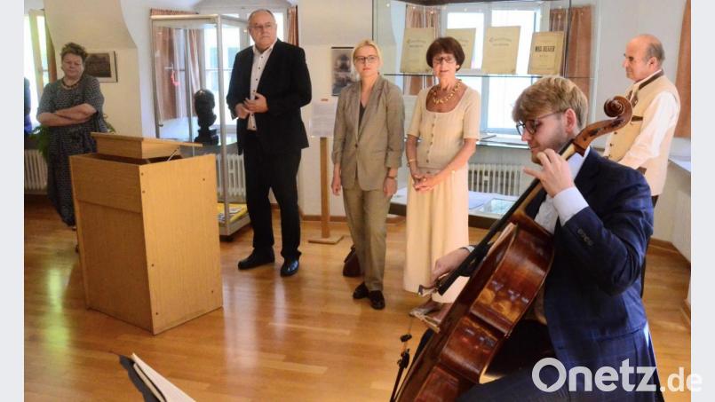 Violoncellist Christoph Pickelmann umrahmt die Vernissage mit Suiten von Max Reger und Johann Sebastian Bach. Bild: Kunz