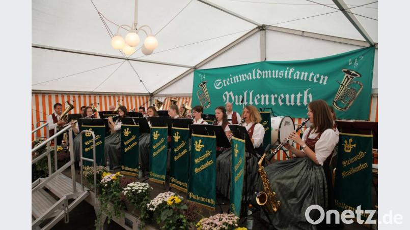 Die Steinwald-Musikanten sorgten für die richtige Bierzeltmusik. Bild: njn